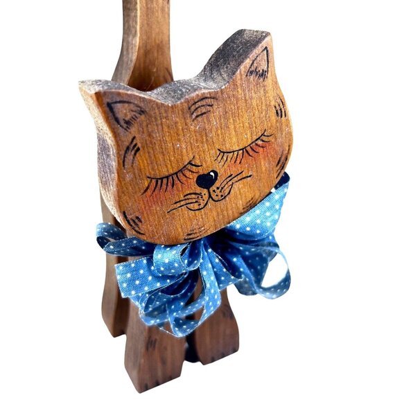 Vtg Wooden Cat Folk Art Hand Painted Shelf Sitter Blue Ribbon Eyelashes Whiskers - Picture 6 of 9